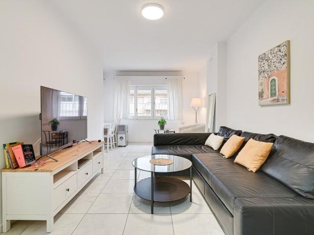 Apartamento en venta en Salt, Veïnat. A Renovated, Bright Home Ready to EnjoyThere are. Apartamentos.