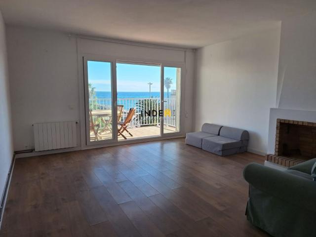 Apartamento en venta en Sitges, Can Girona Terramar Vinyet Costa Dorada. Despierta con el susurro del mar. Ático Luminoso en Primera Línea en Sitges. Apartamentos.