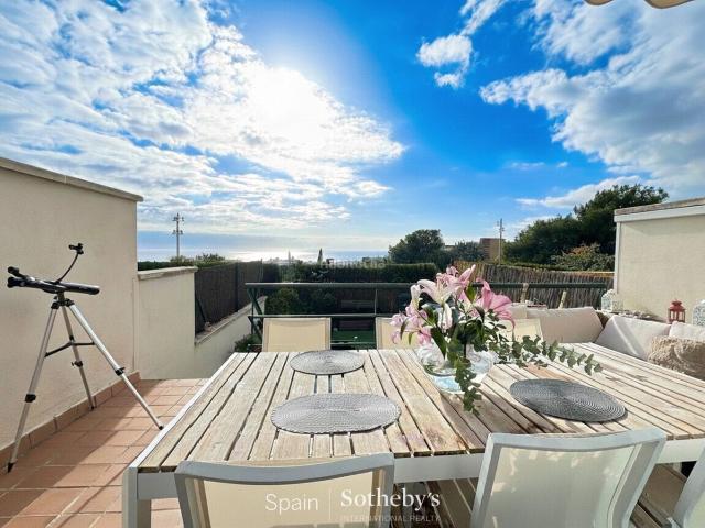 Apartamento en venta en Sitges, Els Molins Pins Vens Costa Dorada. Moderno apartamento dúplex de 3 habitaciones en Poble Sec de Sitges con espectaculares vistas al mar. Apartamentos.