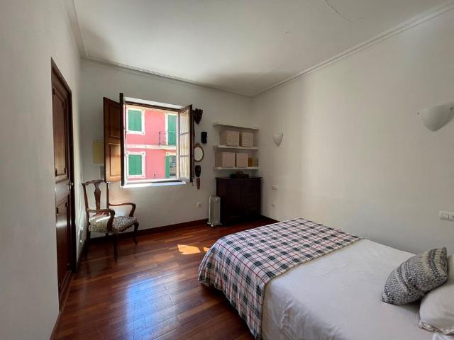 Apartamento en alquiler a un paso del mercado de Santa Catalina. Balcón y terraza comunitaria