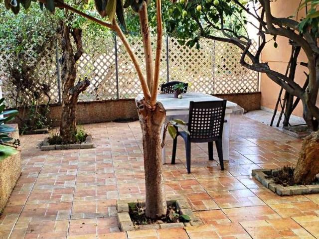 Amplio apartamento de 3 dormitorios con patio, porche y azotea en El Palo – Málaga