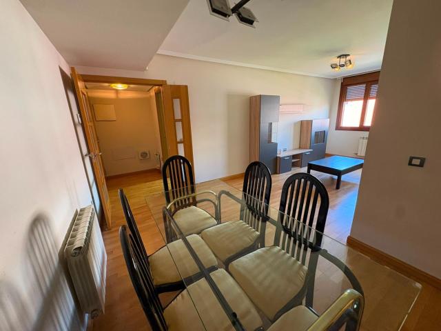 APARTAMENTO EN ALQUILER EN VILLA DEL PRADO, CON ZONAS COMUNES DE PISCINA Y PÁDEL