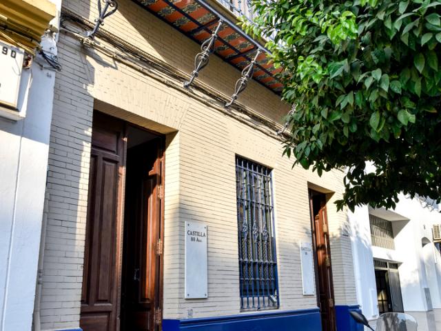 Apartamento en arrendamiento para vivienda habitual de dos dormitorios en la emblemática calle Castilla, se ubica en el corazón de Triana Sevilla, una de las zonas más cotizadas, vivas y con ambiente de la ciudad. El inmueble destaca por fusionar la es