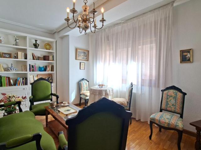 Apartamento en Calle Santa María: luz de mañana, centro y máxima flexibilidad