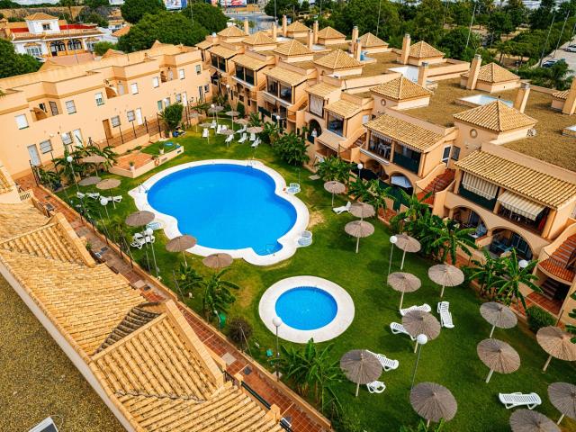 APARTAMENTO EN LA BARROSA EN URBANIZACIÓN CON PISCINA Y PLAZA DE GARAJE