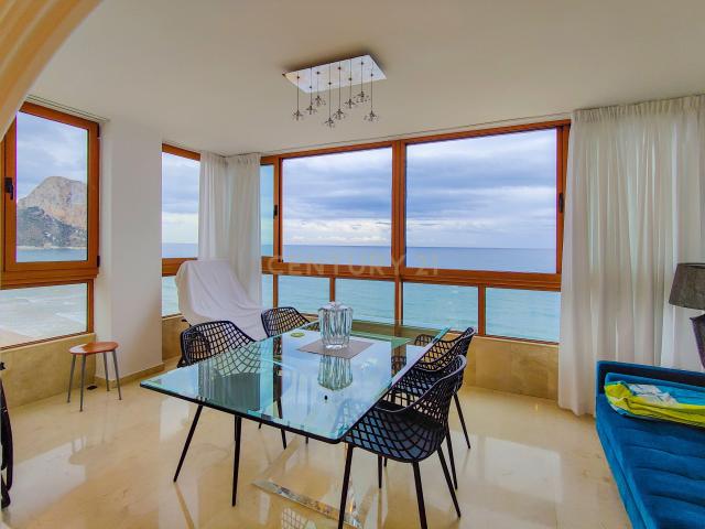 Apartamento en primera línea de playa con vistas al mar, parking y trastero en Calpe