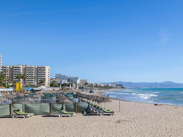 Apartamento en Puerto Marina con porche & A/A a