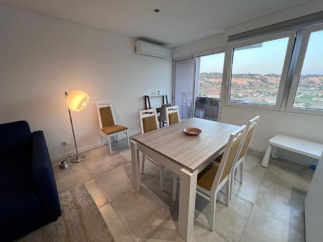 Apartamento espaçoso com vista de mar