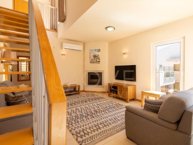 Apartamento espaçoso de 2+1 quartos com vistas para o campo