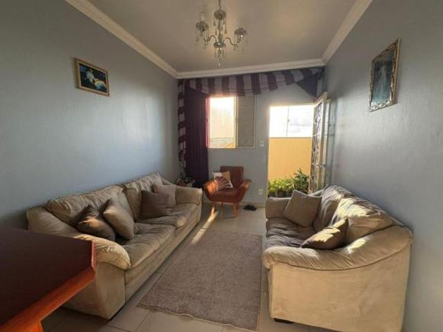 Apartamento Espaçoso no 2º Andar com Varanda – Conforto e Excelente