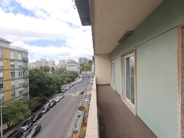 Apartamento espaçoso no Restelo: luz natural, varandas e carácter único