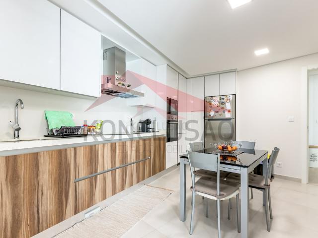 Apartamento estado de novo, vista Rio e Garagem, 20 minutos de Lisboa