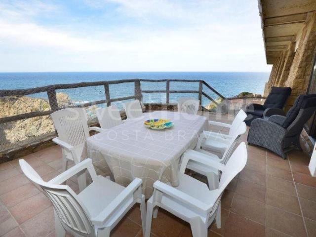 Apartamento exclusivo en primera línea de mar, con terraza. 99m² Begur