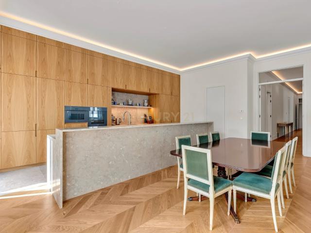 Apartamento Exclusivo T4 com Piscina Condomínio Privado – Ma. 284m² Santo António