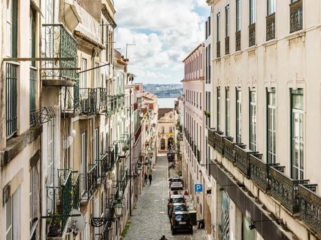 Apartamento Exquisito de Um Quarto no Coração Histórico de Lisboa. Localização Excecional & Vida Elegante!