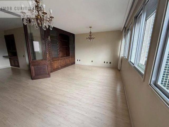 Apartamento extremamente amplo e bem conservado no Centro, com vaga de garagem