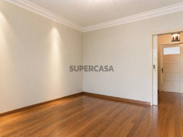 Apartamento familiar T5 na Estrela | Prédio com elevador