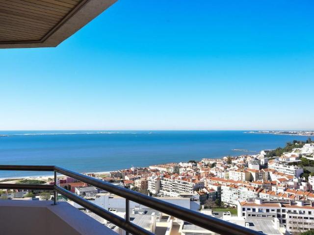 Apartamento Familiar Remodelado com Vista Rio Tejo e Condomínio de Luxo com Piscina e Ginásio