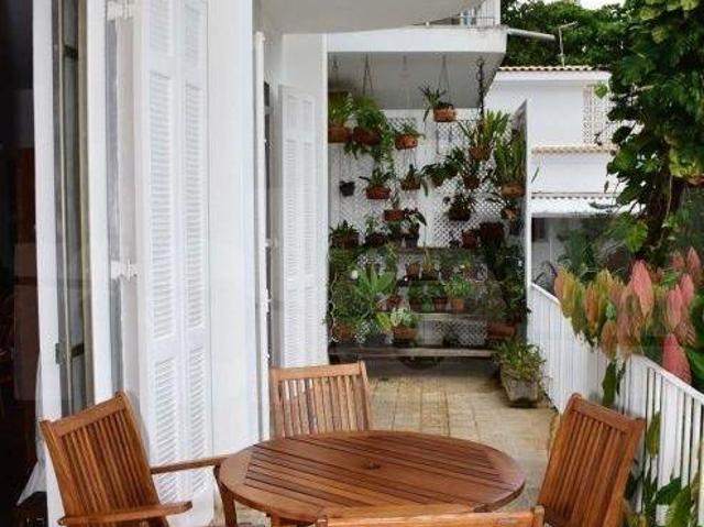 Apartamento frente ao mar no Condomínio Península
