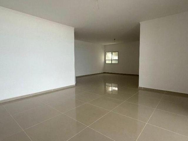 Apartamento Frente Mar com 3 Suítes, Dependência de Empregada e Lazer de Clube