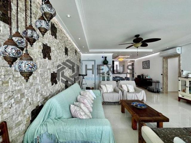 Apartamento frente mar com varanda e vaga na Praia das Pitangueiras, Guarujá, SP