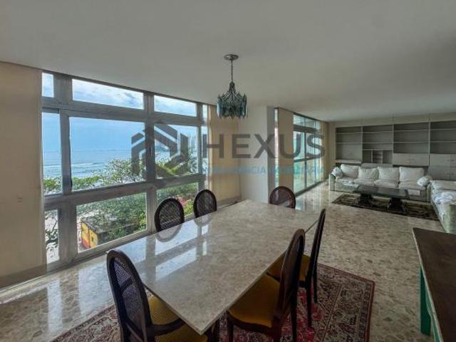 Apartamento frente mar com varanda vista mar na Praia das Pitangueiras, Guaruja