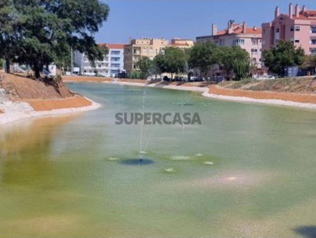 Apartamento junto a lago e jardim pronto a habitar, 9 km de Lisboa remodelado, perto metro autocarro e comboio