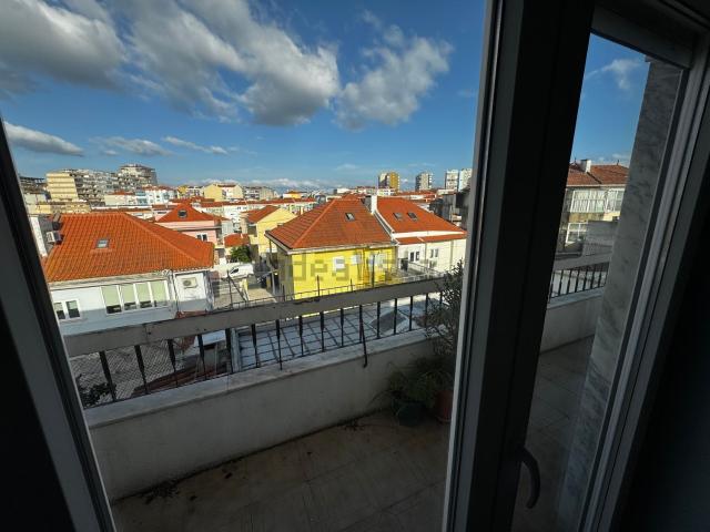 Apartamento, Laranjeiro e Feijó