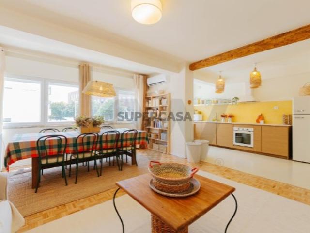 Apartamento Linda a Velha, localização Premium em zona tranquila. Excelentes acessos a Lisboa