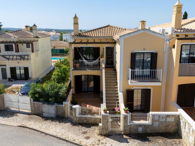 Apartamento lindamente reformado com vista para o mar na encantadora Pêra