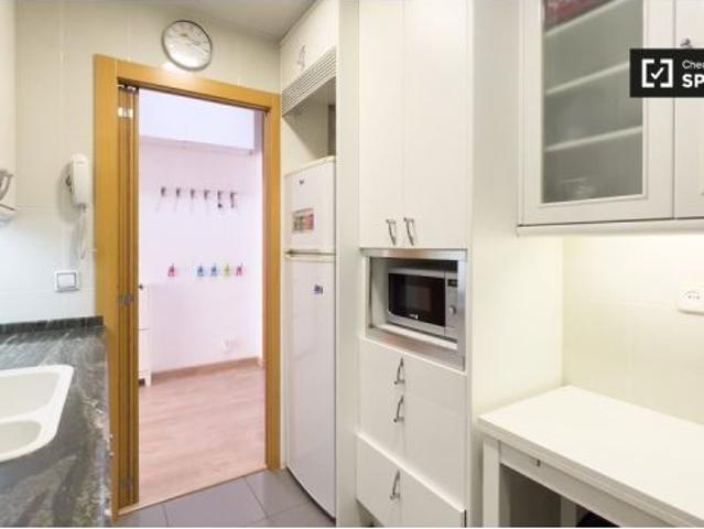 Apartamento luminoso de 4 dormitorios con aire acondicionado en alquiler en Poblenou, cerca de la pl