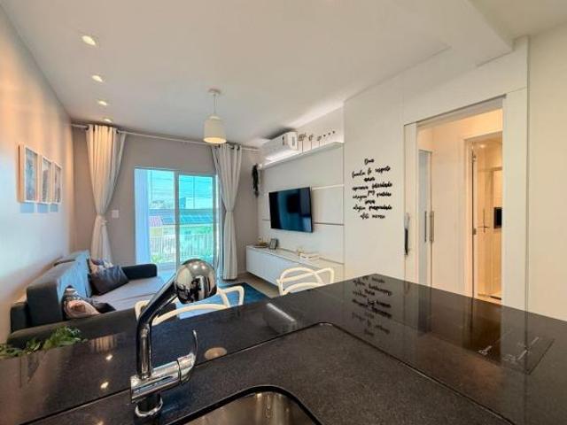 Apartamento mobiliado, 1 quarto, 1 vaga prédio frente mar em Matinhos PR