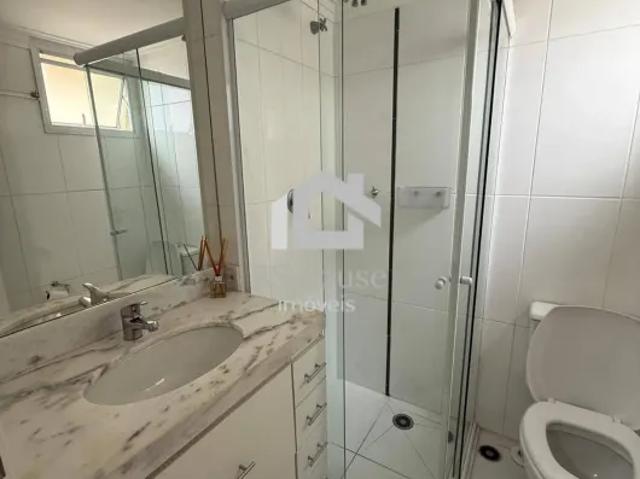 Apartamento mobiliado, com lazer e 3 vagas, para locação no Centro