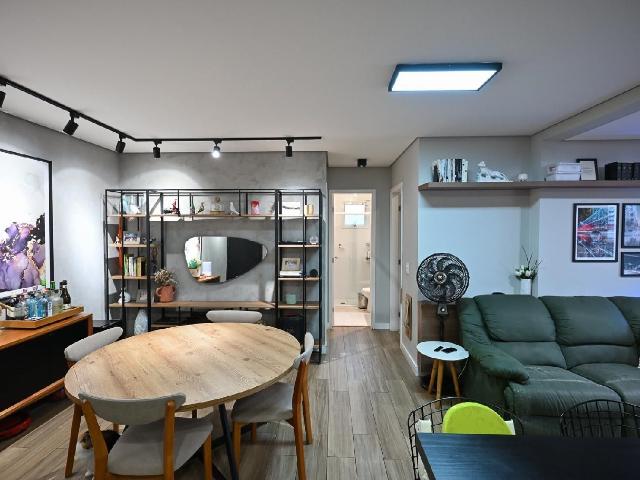 Apartamento mobiliado com varanda e 2 vagas no Jardim Ampliação