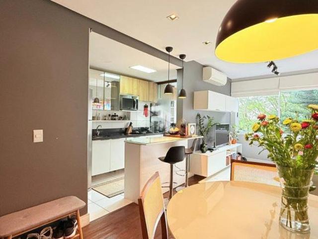 Apartamento mobiliado com 2 dormitórios, suíte e infraestrutura completa