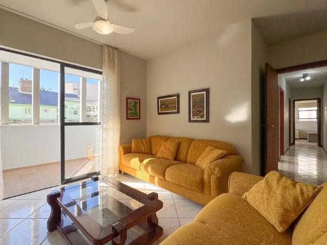 Apartamento mobiliado com 3 dormitórios e área externa no Centro