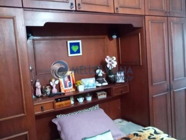 Apartamento mobiliado composto de sala e cozinha compartilhada e suíte em prédio com elevador e port