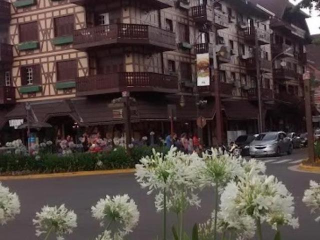Apartamento Mobiliado, a 1 quadra da rua Coberta, à Venda em Gramado