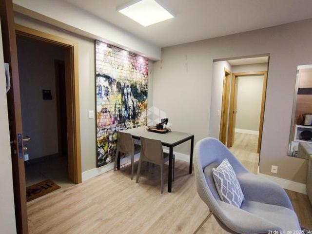 Apartamento mobiliado de 2 dormitórios com suíte e 2 vagas no Bairro Farroupilha