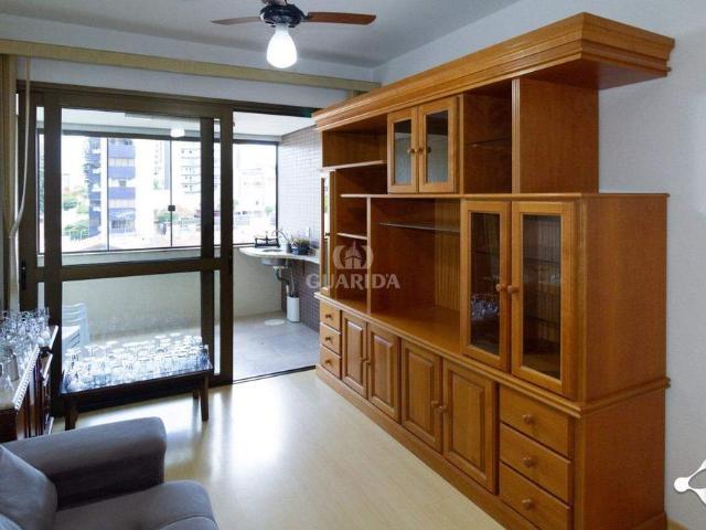 Apartamento mobiliado de 2 dormitórios com suíte e churrasqueira para alugar no Petrópolis