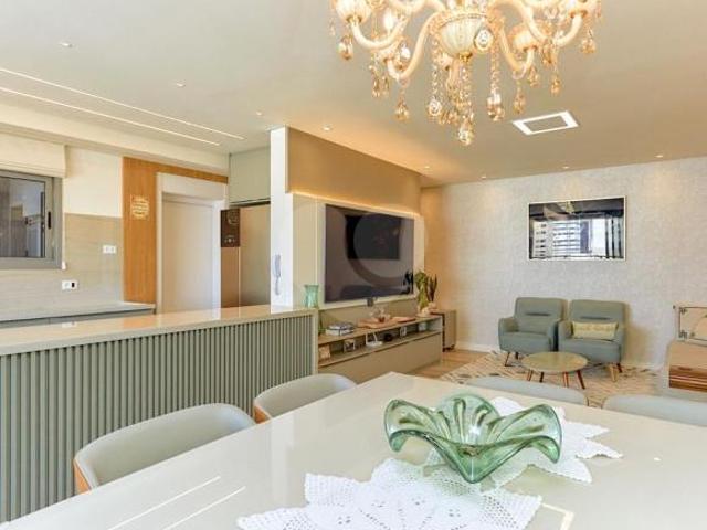 Apartamento Mobiliado Impecavelmente com 2 Suítes e 2 Vagas de garagem Andar alto Porteira Fechada