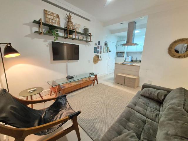 Apartamento mobiliado na quadra da praia no Leblon