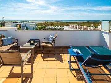 Apartamento moderno com vista mar, terraço no último piso e jacuzzi na Fuseta – Com licença AL e elevado retorno de investimento