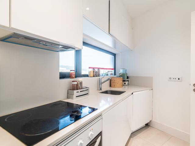 Apartamento moderno de 2 quartos com vista e estacionamento