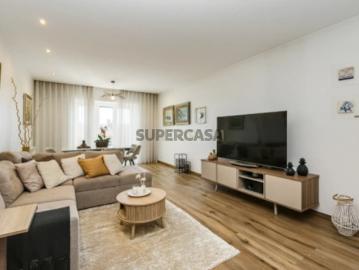 Apartamento Moderno T3 Rua Marquês Pombal no Cacém com 2 Lugares Parqueamento e Arrecadação