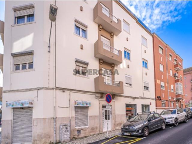 Apartamento Moderno Totalmente Remodelado com Logradouro em Moscavide