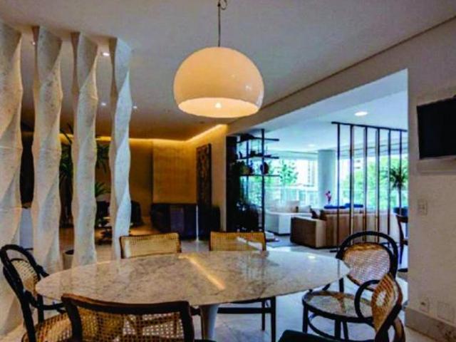 Apartamento Moema venda com 4 quartos sendo 3 suites, 4 vagas, 238m²