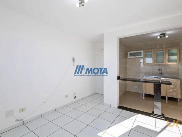 Apartamento na Atílio Brunetti Capão Raso Curitiba PR, aluguel por R$ 2.000