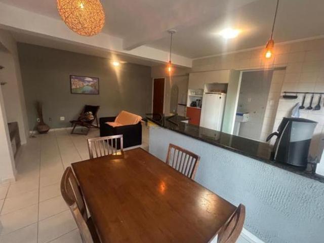 Apartamento na barra da lagoa com sala 2 ambientes,cozinha,2 dormitórios sendo 1 suíte