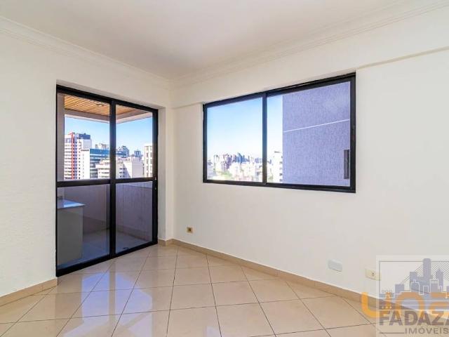 Apartamento na Doutor Carlos de Carvalho Centro Curitiba PR, aluguel por R$ 2.200